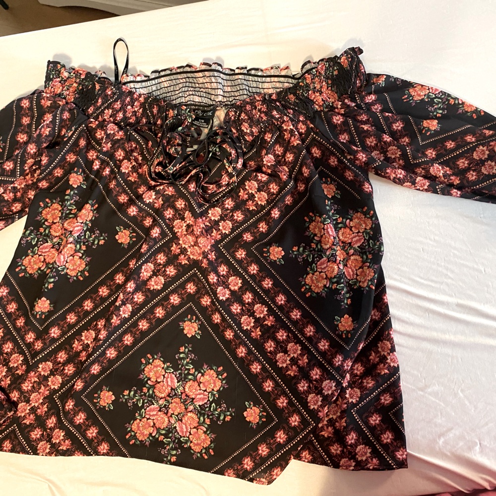 COPY - Adorable off the shoulder city chic top